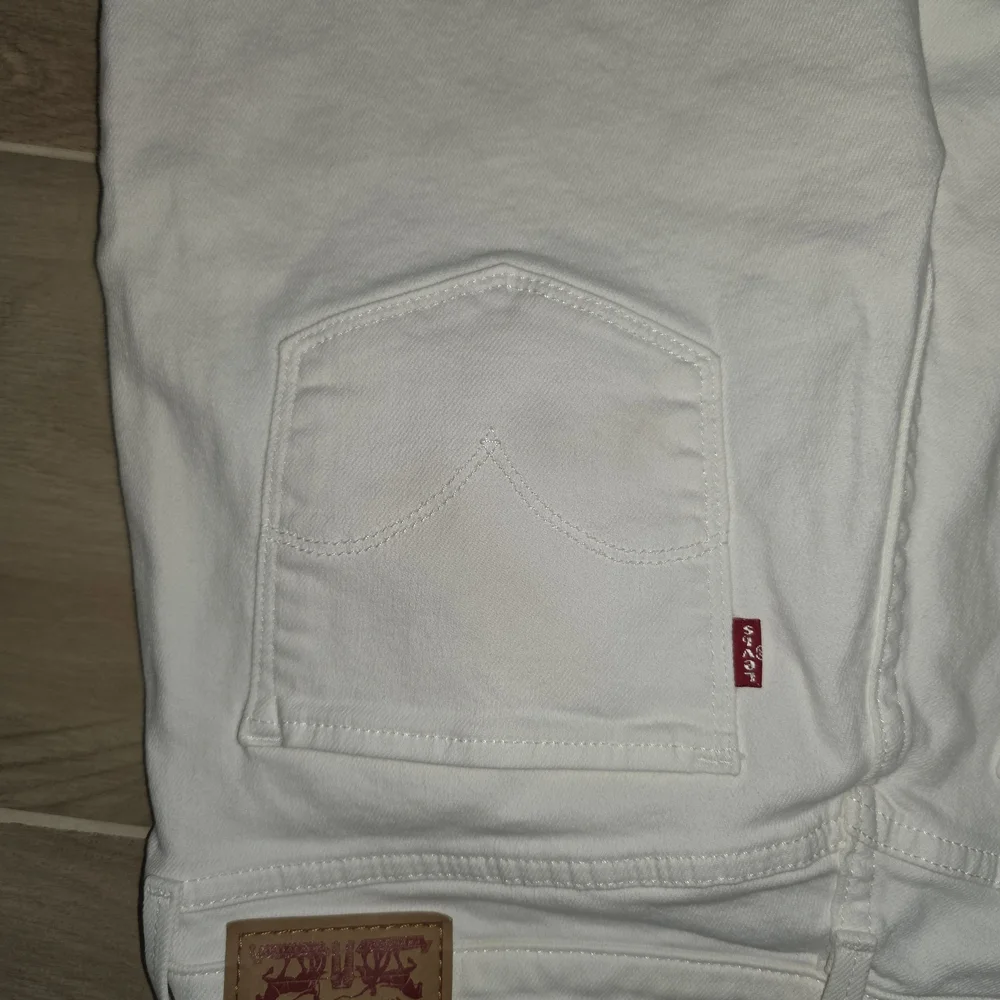 Women's White Levi's Jeans - Picture 13 of 16